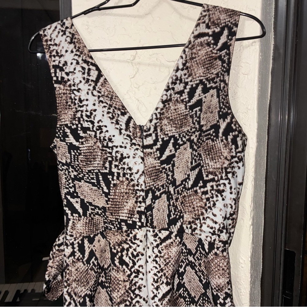 Sleeveless Snake-Print Overalls / Jumpsuit - snake 🐍 skin print With pockets - Picture 3 of 7